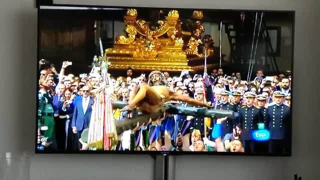 van de kerk naar de "trono"voor de processie