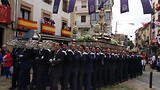 ongeveer 100 mannen dragen de monstrans