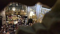 bij het orgel boven mogen we de onthulling van het icoon meemaken