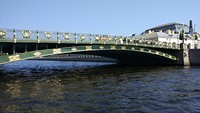 en een van de vele bruggen