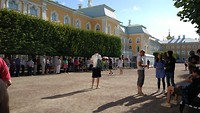 in de rij voor het bezoek aan Peterhof