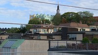 in de verte weer het penthouse van Lisbeth, uit het boek