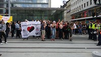 2 groepen demonstranten staan tegenover elkaar