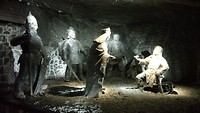 in sommige ruimtes personages uit de geschiedenis. al het zout is zwart