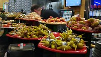 ook gewone stokjes met peper en olijf