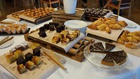 ook een tafel met zoetigheid