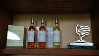 we proeven de witte wijn en de rosé