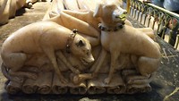 volgens de legende vechten hond Castilla en hond Frankrijk om het koninkrijk Navarra
