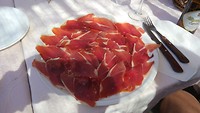 en dan lunchen op het dakterras in de zon