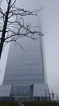 wolkenkrabber in de mist