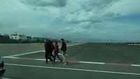 we rijden de landingsbaan over in Gibraltar