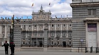 de koning is in het paleis: de rechtse vlag (de koninklijke) wappert naast de Spaanse vlag