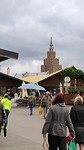 Buitenmarkt met uitzicht op de sovjettoren