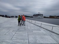 operagebouw: wit graniet en marmer