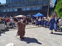 er is muziek en er staan eettentjes in de stad