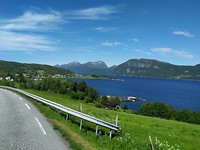 Rit langs de fjord op weg naar de ferry