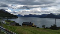 we rijden lange tijd langs het Hardangerfjord
