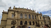 jan palachplein met Rudolfinum: gebouw voor Filharmonisch orkest