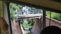 met de kabeltrein de Petrinheuvel af