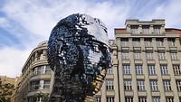 draaiende schijven maken het hoofd van Franz Kafka