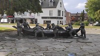 monument voor de schippers die in de winters een vaarweg open hielden om bereikbaar te blijven