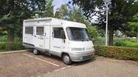 hij is thuis en past gewoon op de parkeerplaats