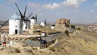 we maken een extra tussenstop in Consuegra: de molens van Don Quijote