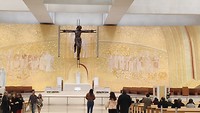 tegenover de basiliek staat een nieuwe kerk