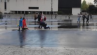 pelgrims doen het laatste stuk op de knieën