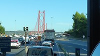 we rijden de hangbrug over de Taag op: Ponte 25 de abril