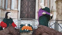 De kerst groep voor de kathedraal