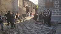 Bij de capilla real staat de tuna muziekgroep