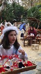 Zij verkoopt mini kerststalletjes. Aan mij dus ook 1
