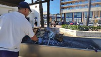 de typische sardines worden gebakken in de bootjes bij de chiringuitos (strandtentjes)