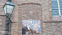 aan veel gevels hangt schilderkunst