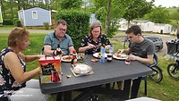 pannenkoeken bakken voor de hele familie, net als jaren geleden op dezelfde camping