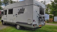 de camper op zijn plekje zetten