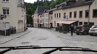 Rit door het historisch centrum van Vianden. De bekers rammelen vanwege de kinderkopjes op straat