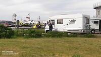 We hebben een plaatsje naast het kantoor van de havenmeester, aan het water