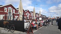 het is zondag en mooi weer dus druk op de terrassen