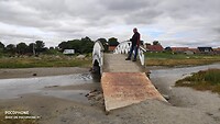 Via een bruggetje komen we op een droog deel