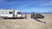 hier rijd je over het strand