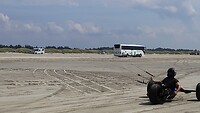 zelfs de bussen rijden over het strand