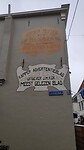 in Kampen veel oude reclameborden aan de gevels