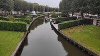 Inwoners hebben voortuintjes aan de overkant van de straat, aan de Ee