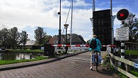 typisch voor Friesland: altijd staat wel ergens de brug omhoog