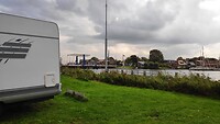 aan het Johan Friso kanaal en bij de brug