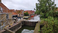 een oude sluis die met de hand werd bediend