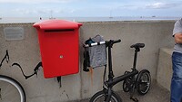 het einde van de pier met brievenbus