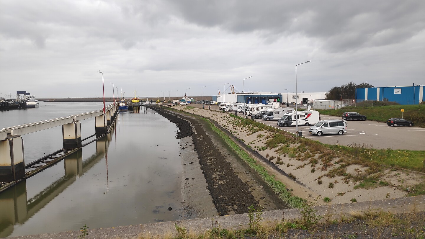 de camperplaats aan de veerhaven